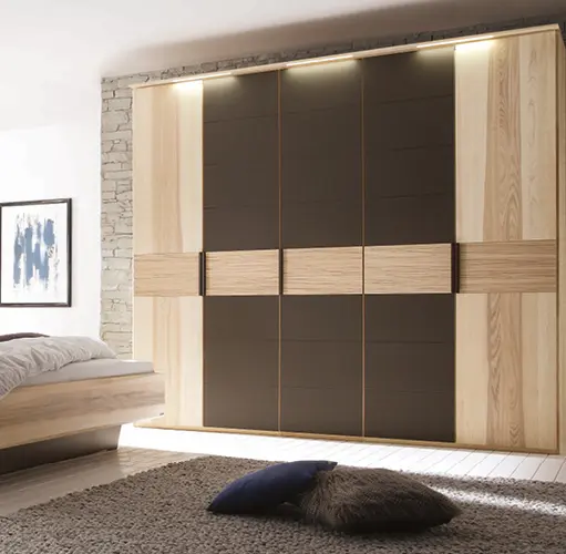 Großer Kleiderschrank mit Schwebetüren in Graphit und heller Holzoptik, mit integrierter Beleuchtung – moderner Schrank fürs Schlafzimmer, viel Stauraum, elegante Materialkombination und stilvolles Design.